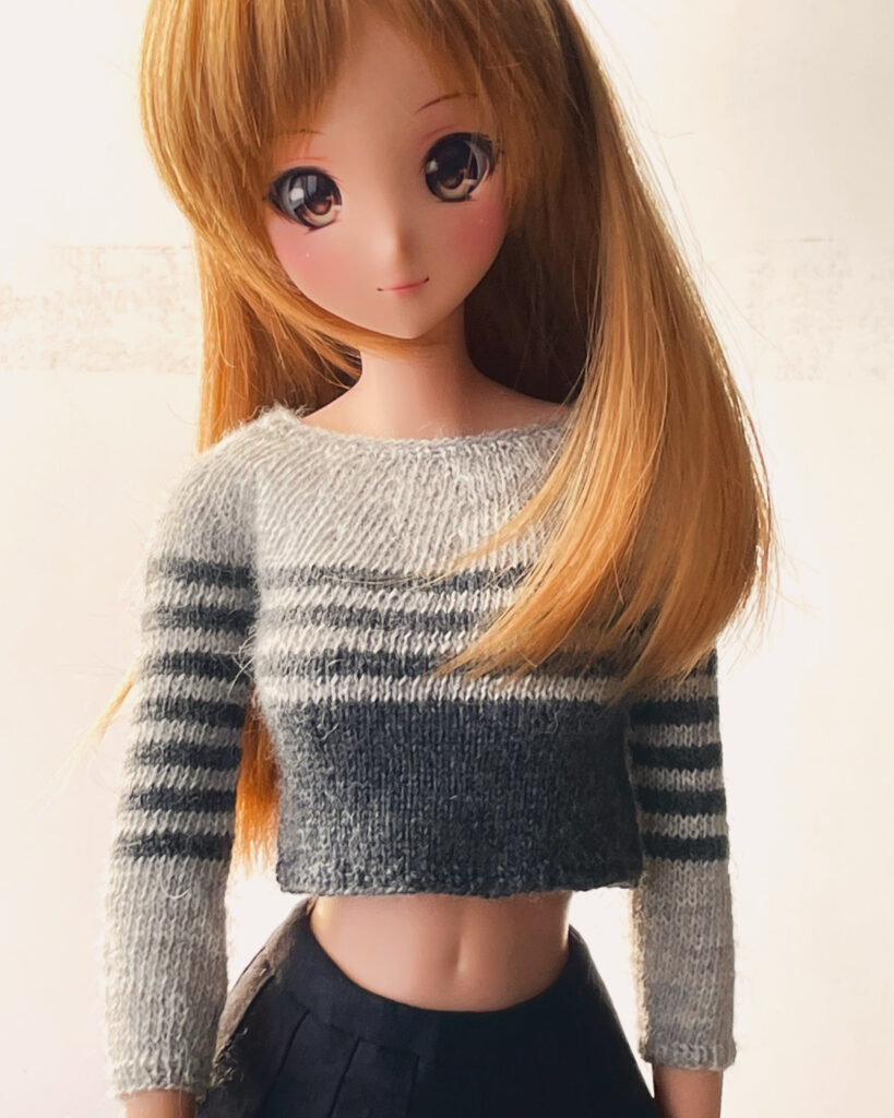 Jersey tejido a mano en alpaca gris con rayas, puesto en SmartDoll.