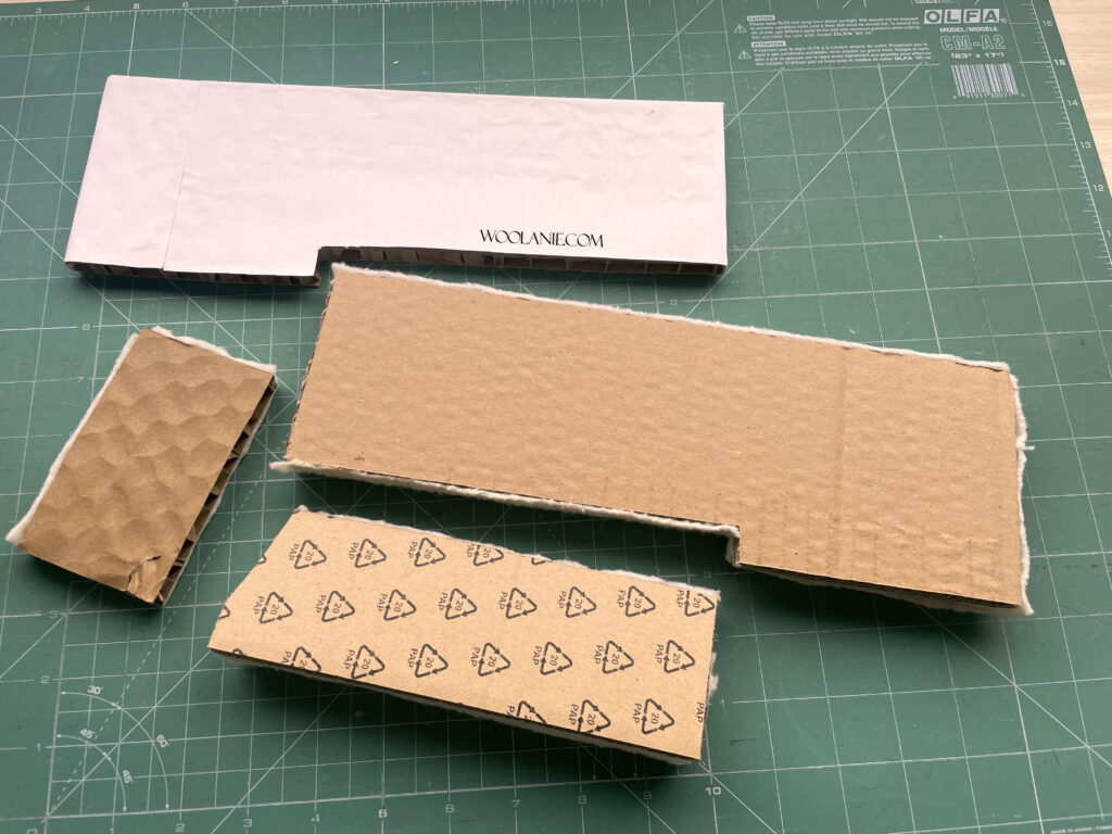 Piezas de cartón cortadas para construir sofá mid-century en miniatura escala 1:6.