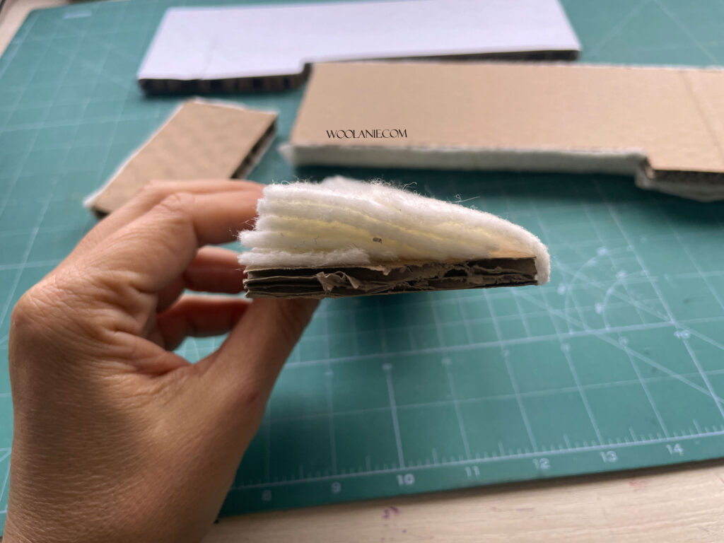 Se muestran capas de guata que forman el relleno del respaldo del sofá