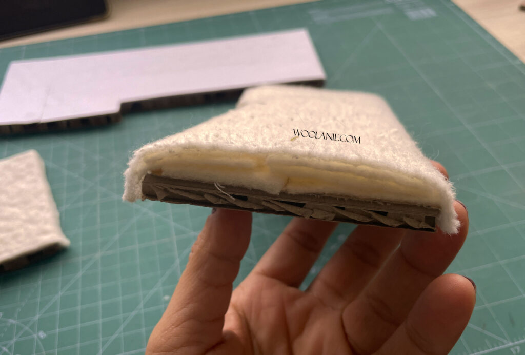 Se muestran capas de guata que forman el relleno del asiento del sofá