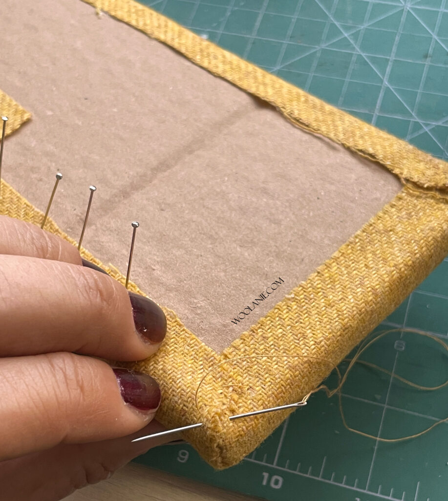 Asiento del sofá forrado de tela