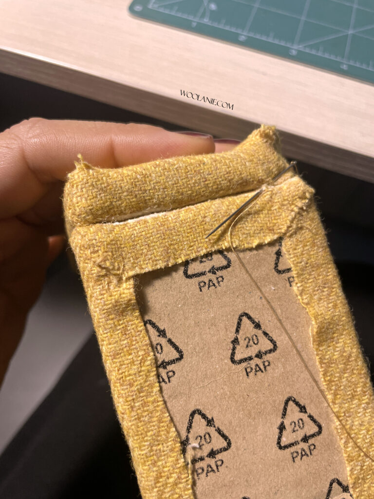 Montaje del sofá miniatura: respaldo, asiento y brazo unidos con pegamento y costura.