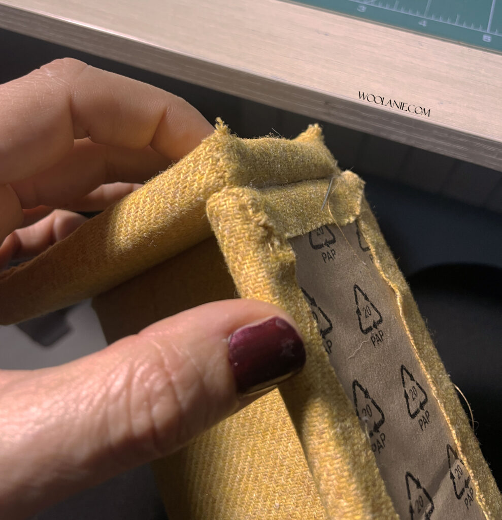 Montaje del sofá miniatura: respaldo, asiento y brazo unidos con pegamento y costura.