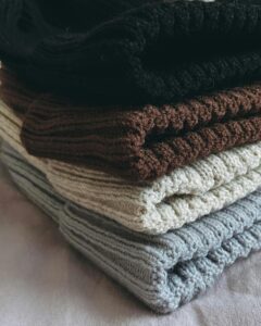 cuatro gorros tejidos