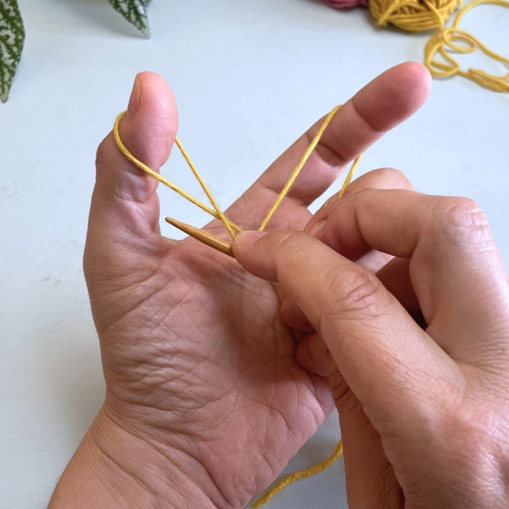 Lleva la aguja hacia el pulgar