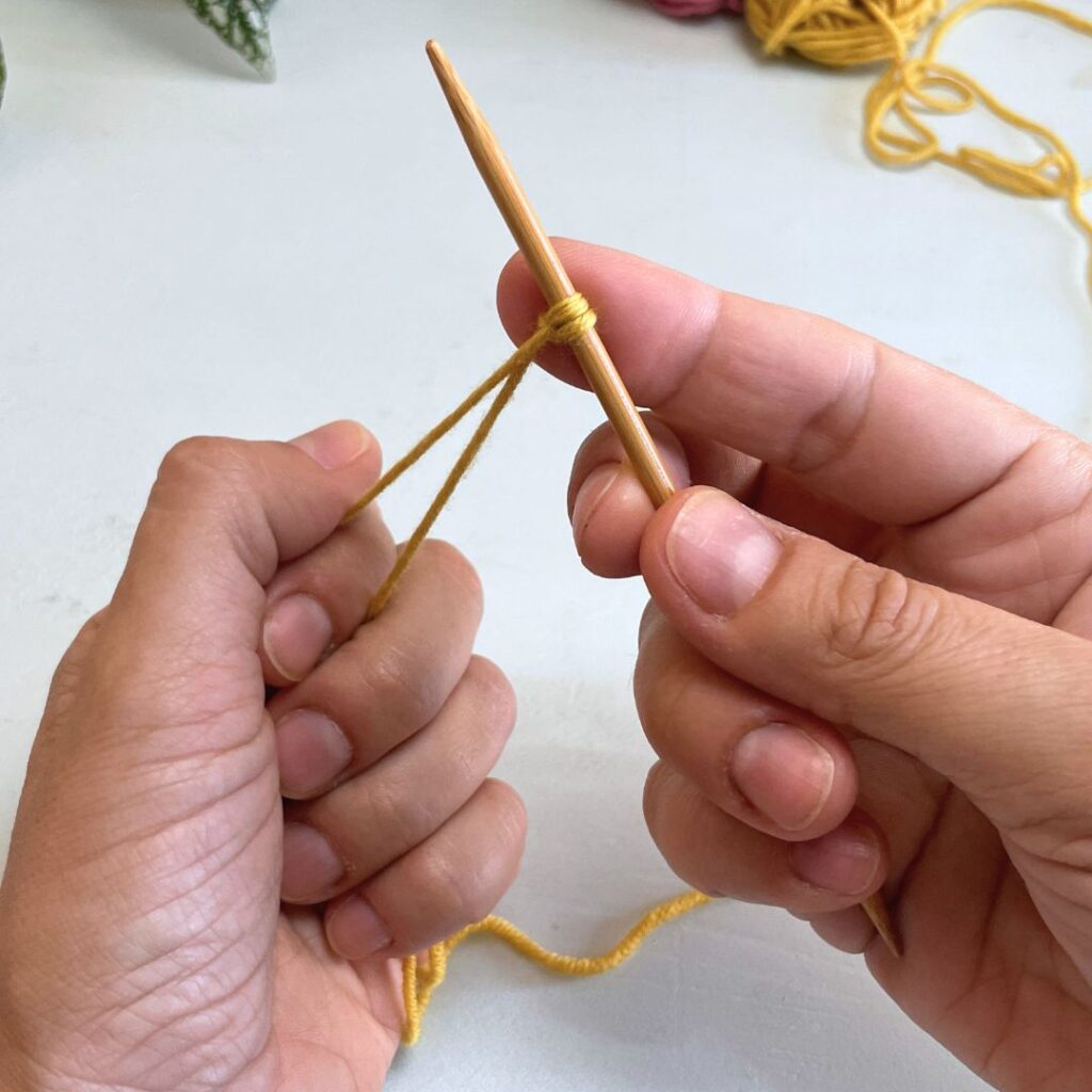 Tensa la hebra para fijar el punto