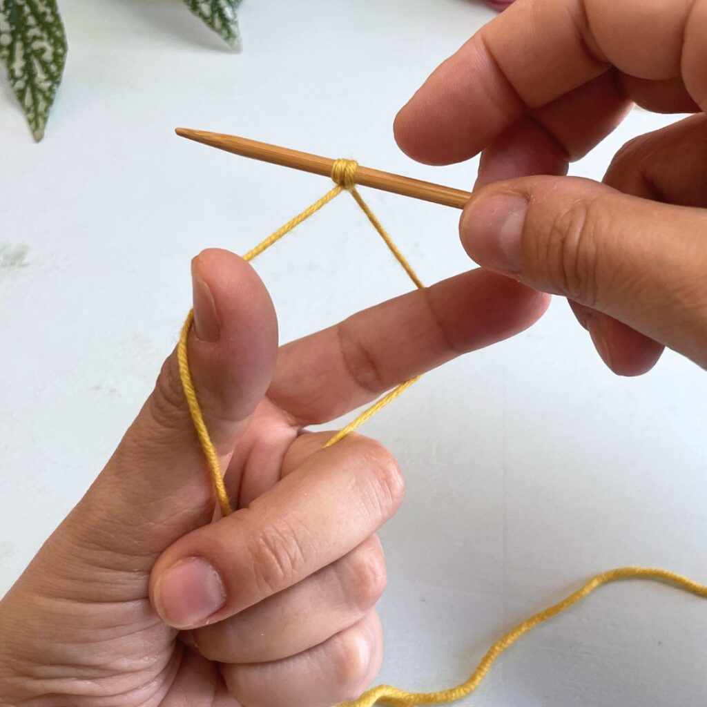 Vuelve a separar las hebras con los dedos pulgar e índice