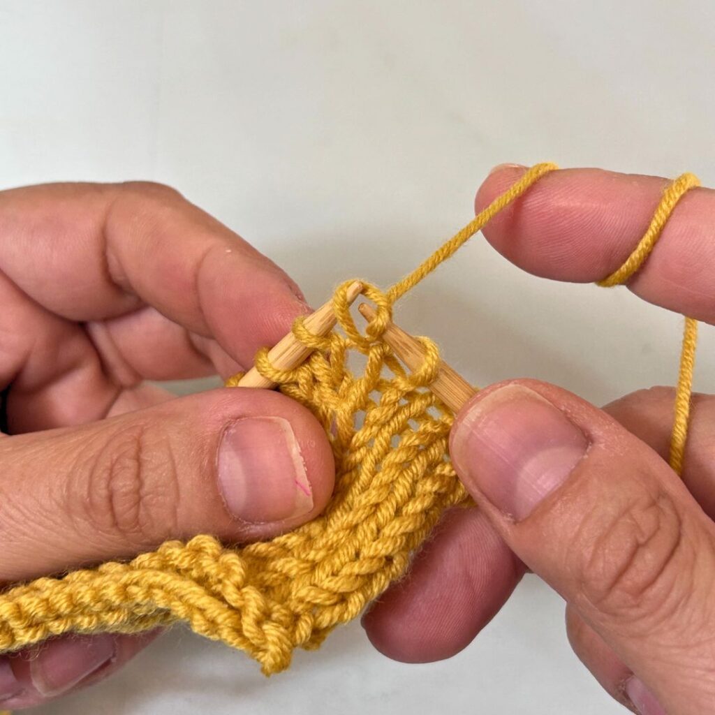 Arrastra la hebra y sácala por el nuevo punto