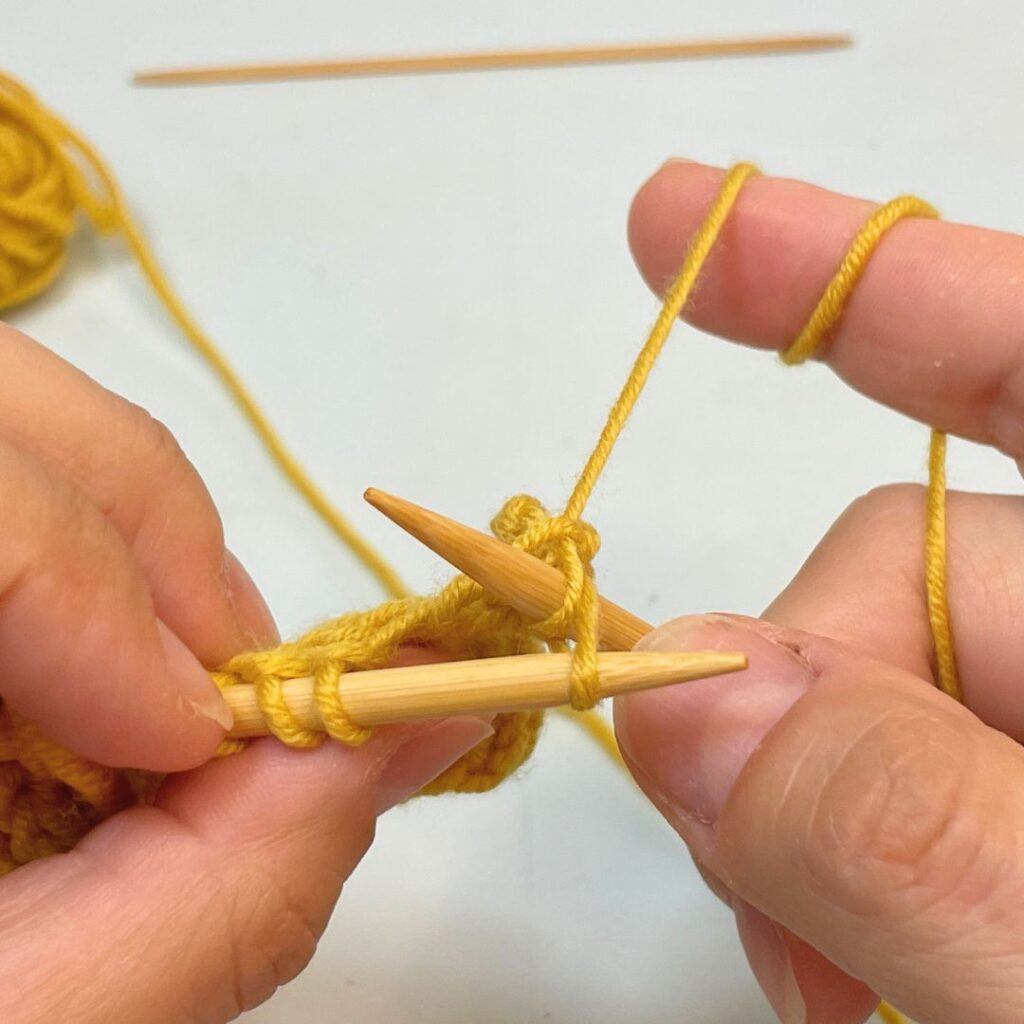 Aprende a tejer y cerrar puntos. Pasa el primer punto tejido por encima del segundo
