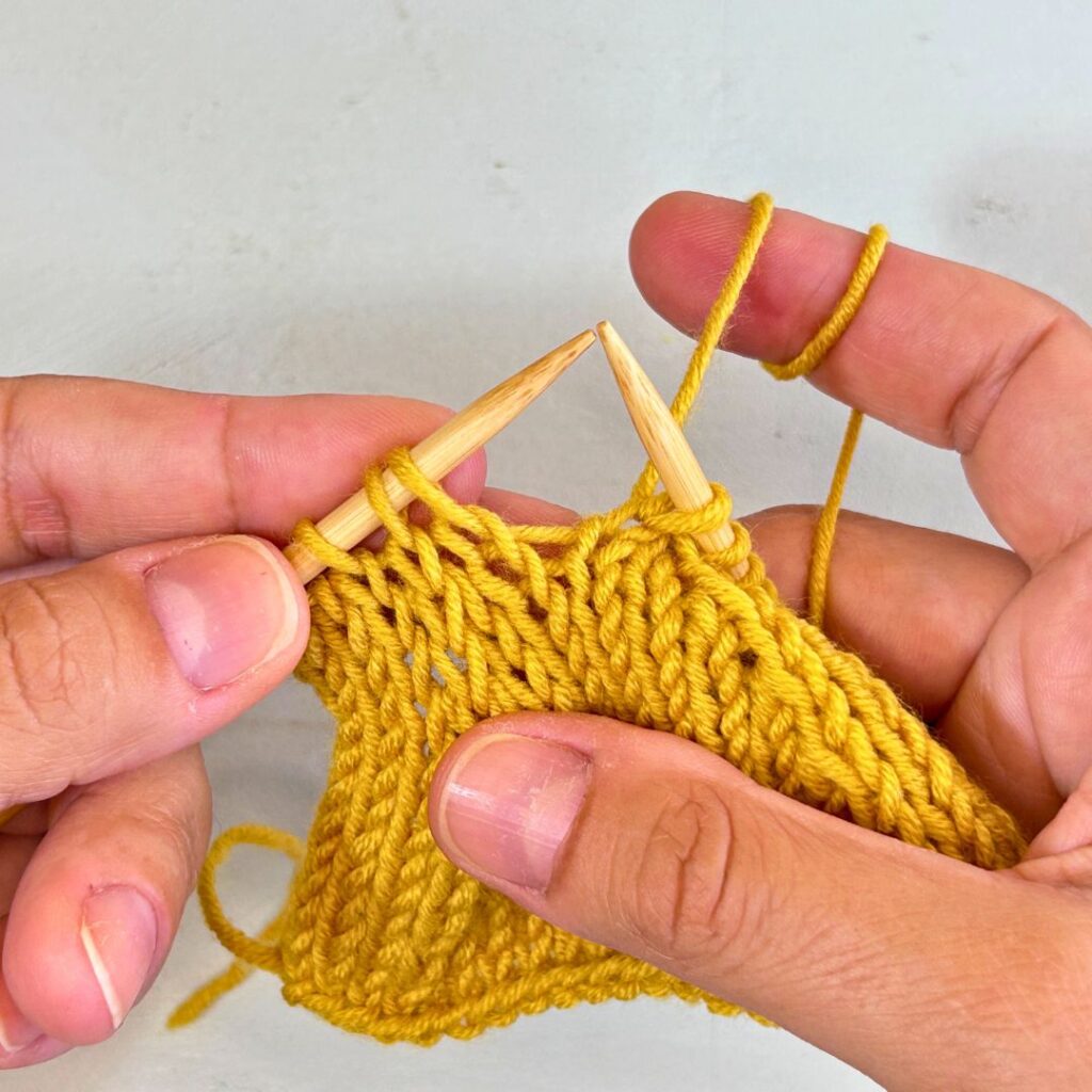 Para hacer una disminución hacia la derecha tejemos los dos primeros puntos que aparecen en la aguja izquierda
