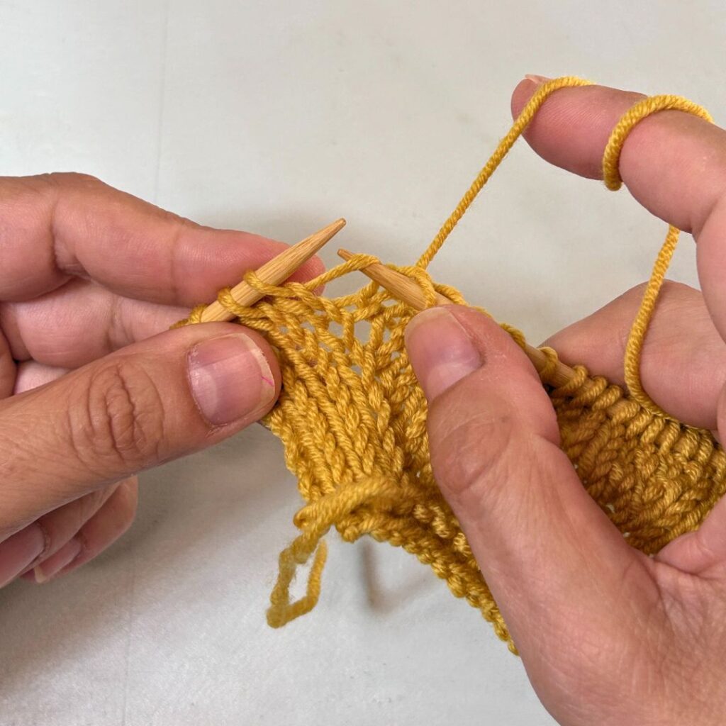 Lo primero para hacer un aumento en dos agujas es levantar la hebra que se encuentra entre dos puntos