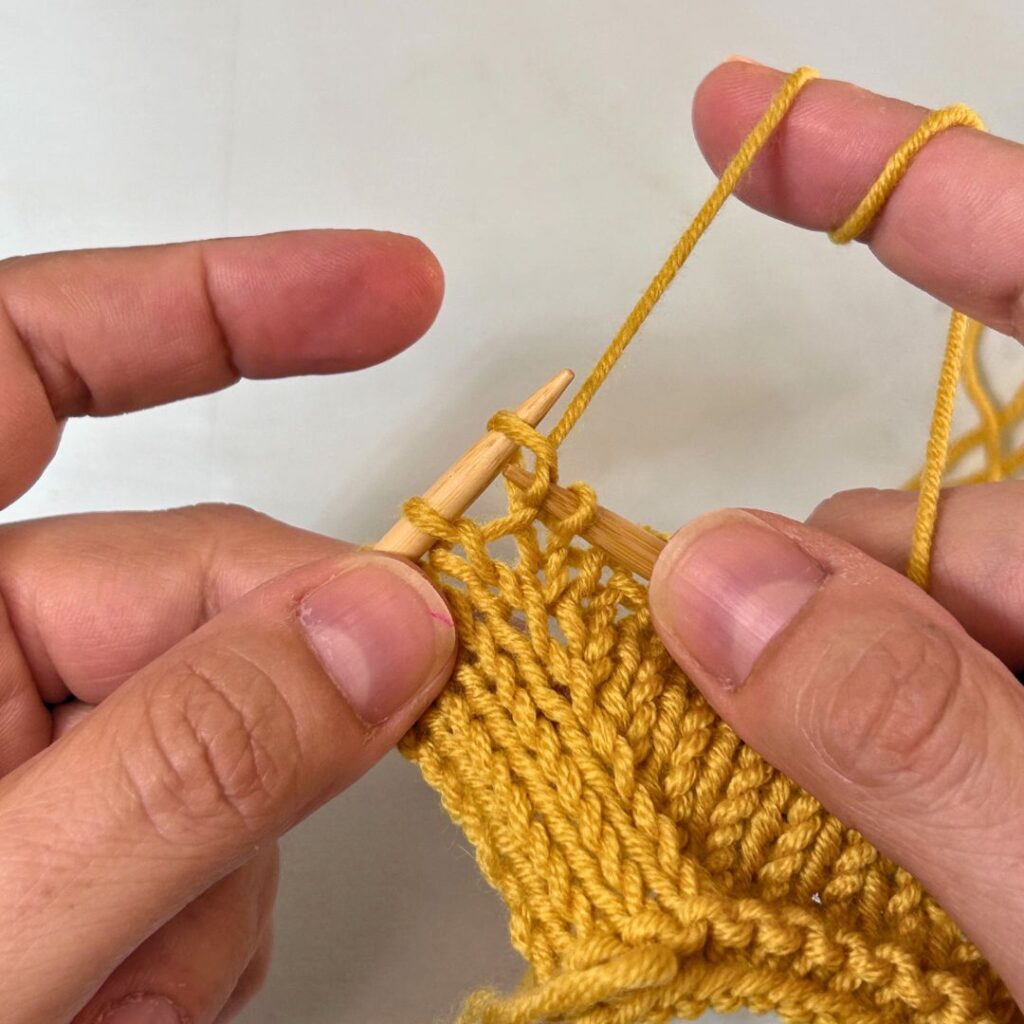 Arrastra la hebra para sacarla del punto