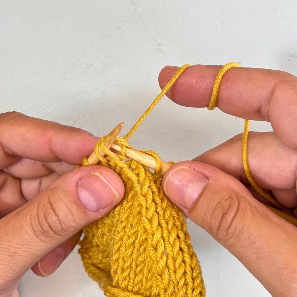 Arrastra la hebra junto con la aguja para sacarla del punto
