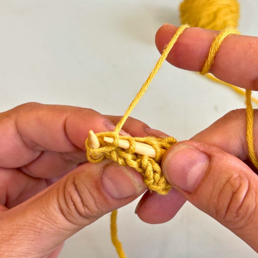 Arrastra la hebra para sacarla del punto