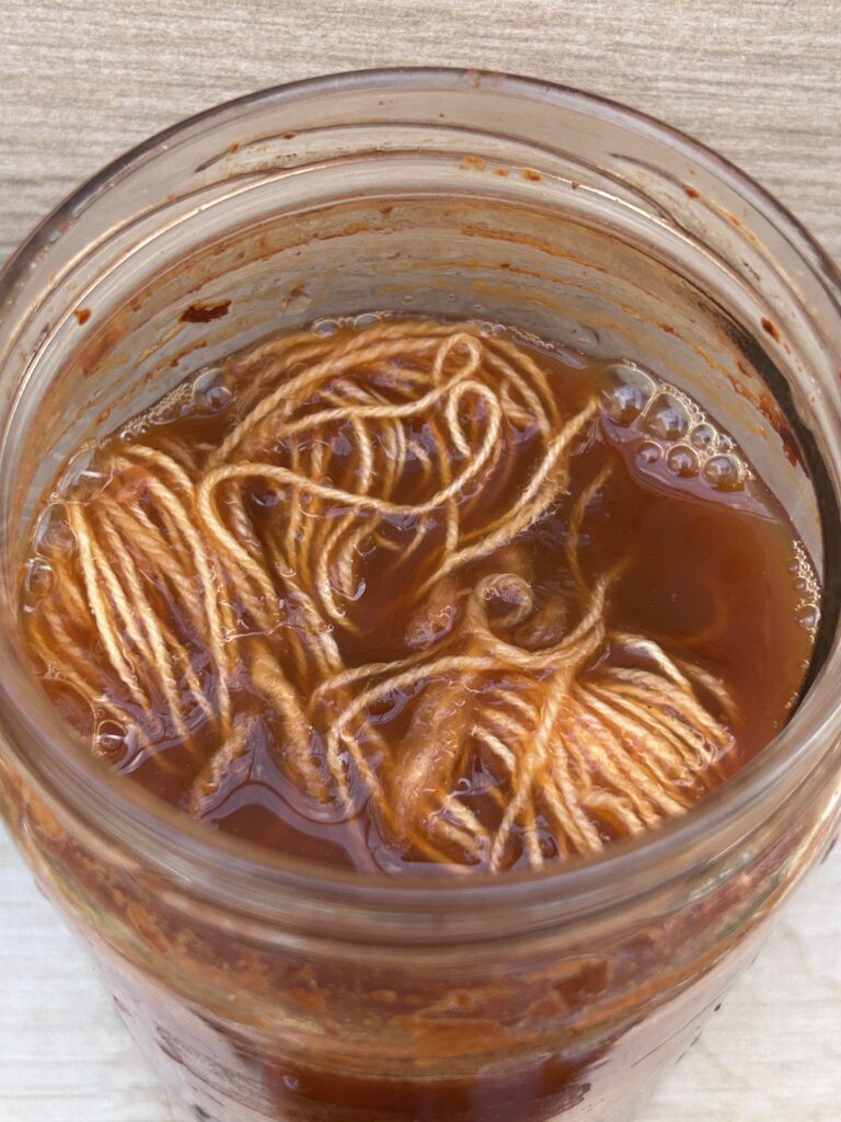 Madeja en remojo en tinte de almendra