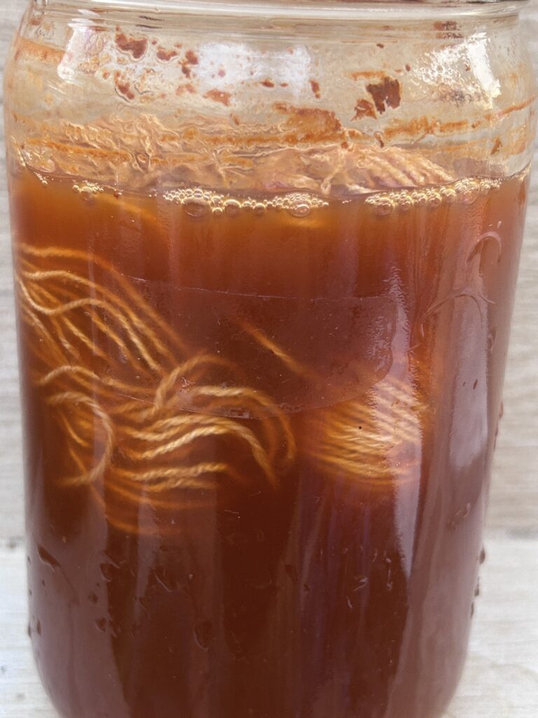 Madeja en remojo en tinte de almendra