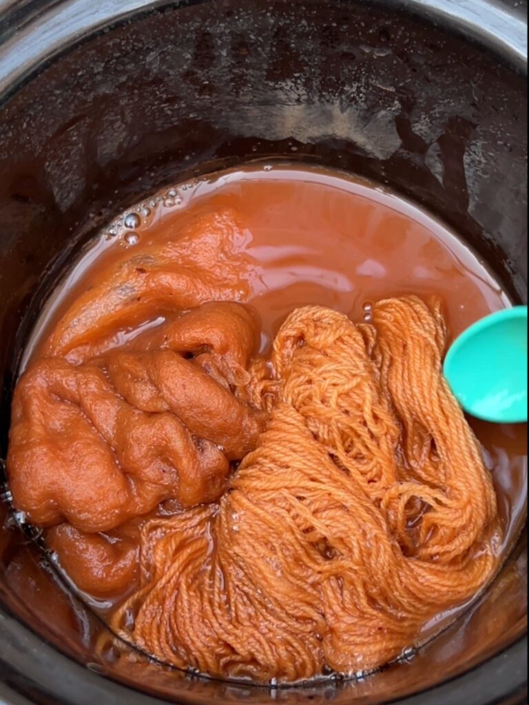 Madeja tiñendo en caldo de almendras