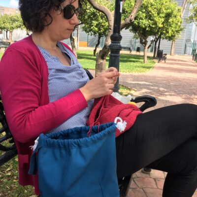 Yo tejiendo en el parque mientras mis hijas juegan