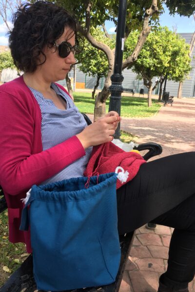 Yo tejiendo en el parque mientras mis hijas juegan