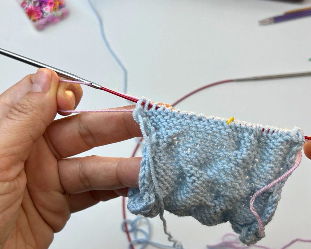 Tirar de la hebra para liberar el extremo corto de la línea de vida