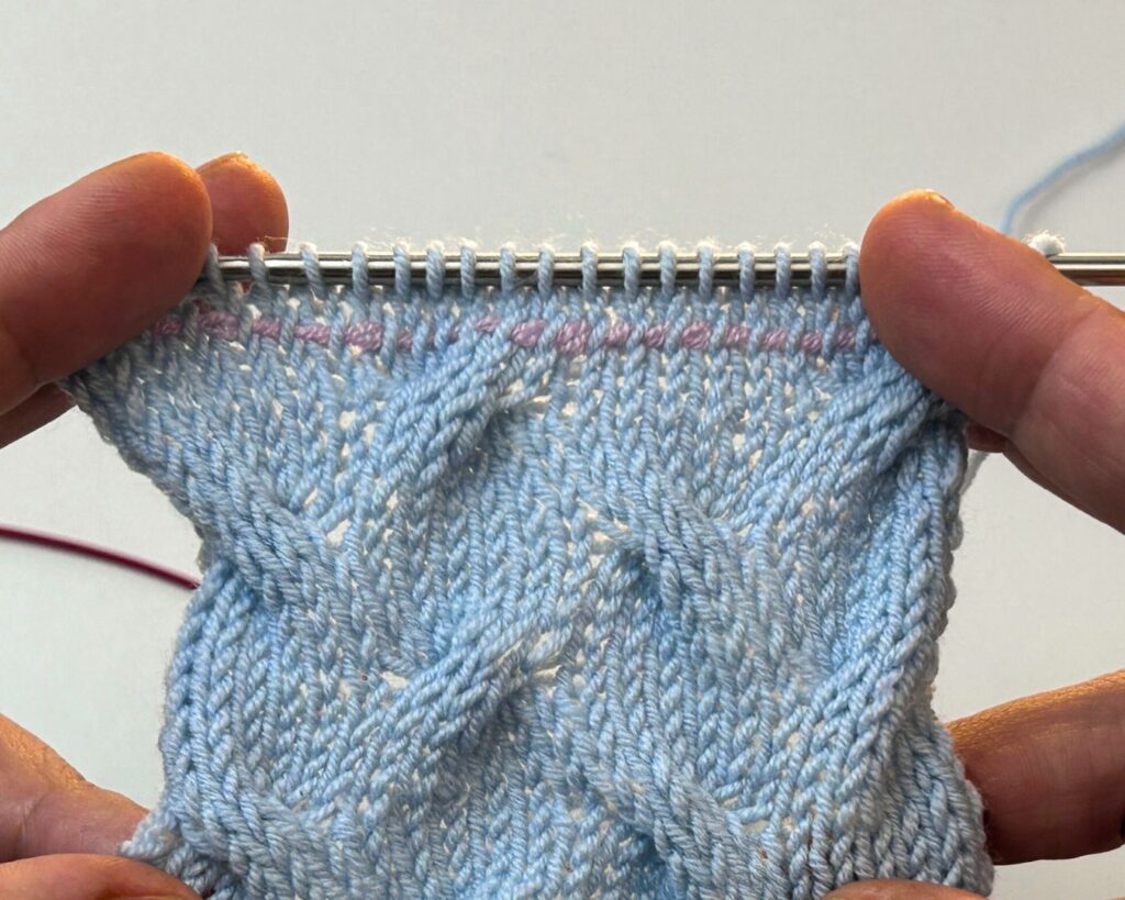 que es un lifeline en tejido. es un hilo que atraviesa todos los puntos de una vuelta del proyecto