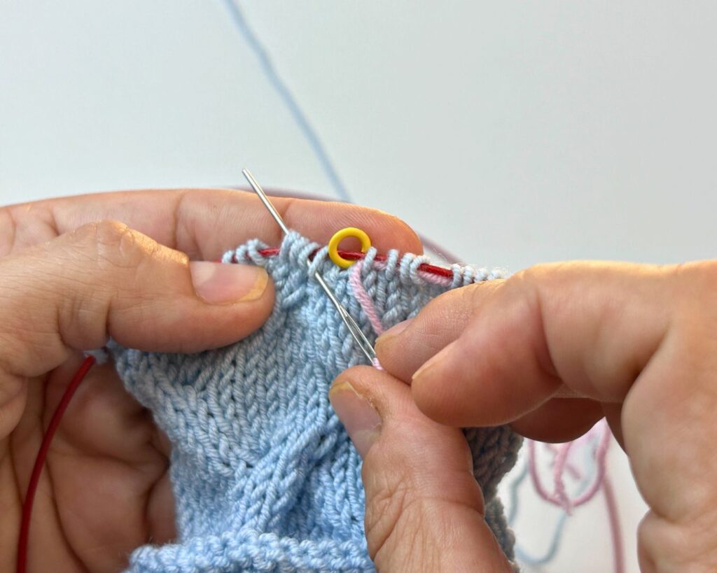 Al ir pasando la aguja lanera por los puntos es importante no pillar el marcador, porque se quedaría atrapado con el hilo y no podríamos soltarlo hasta quitar el lifeline