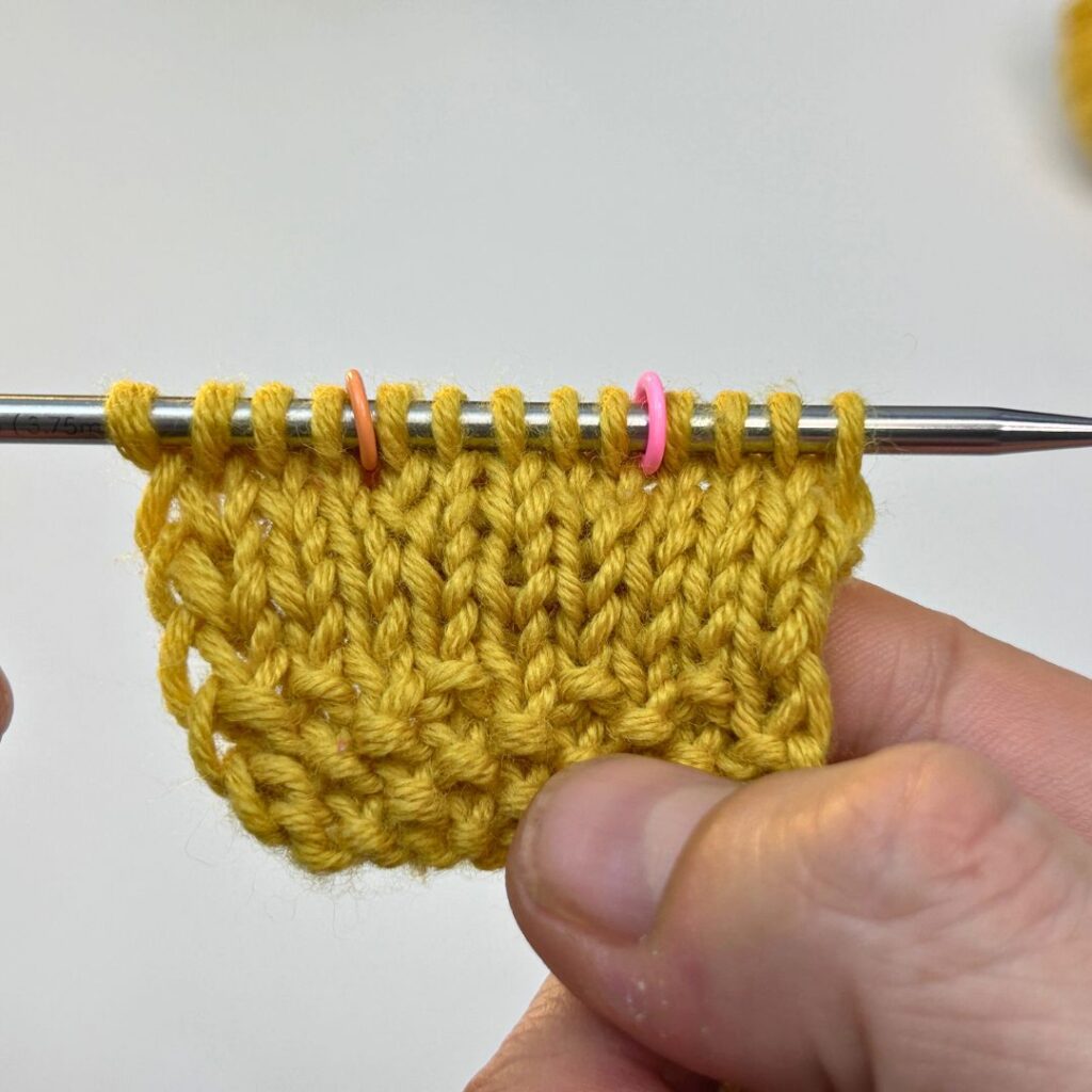 Marcadores que indican el espacio donde se tejerán las orejas