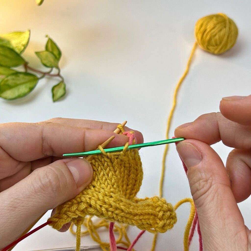 Recoger el segundo punto de la aguja y se queda en la aguja