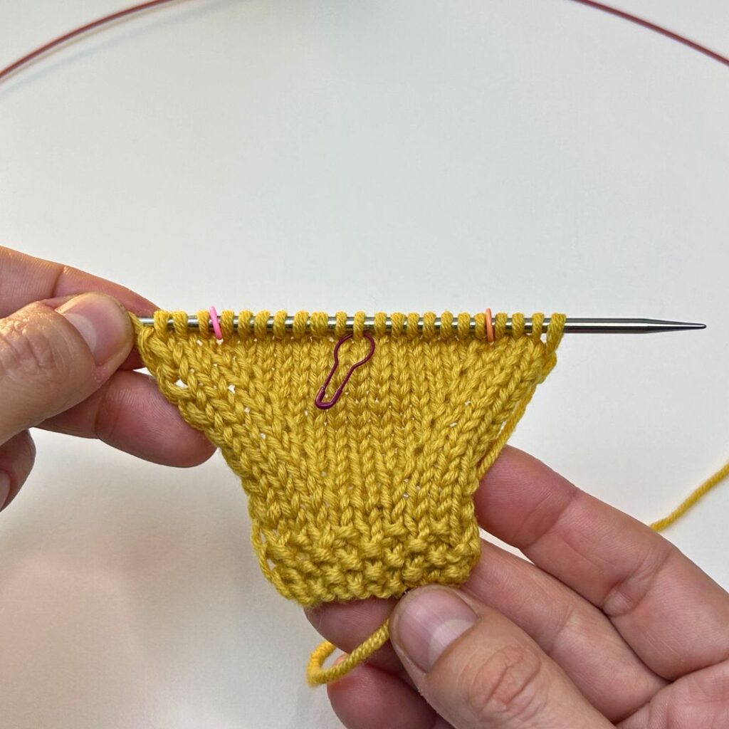 Marca el punto central de todos los puntos de la oreja