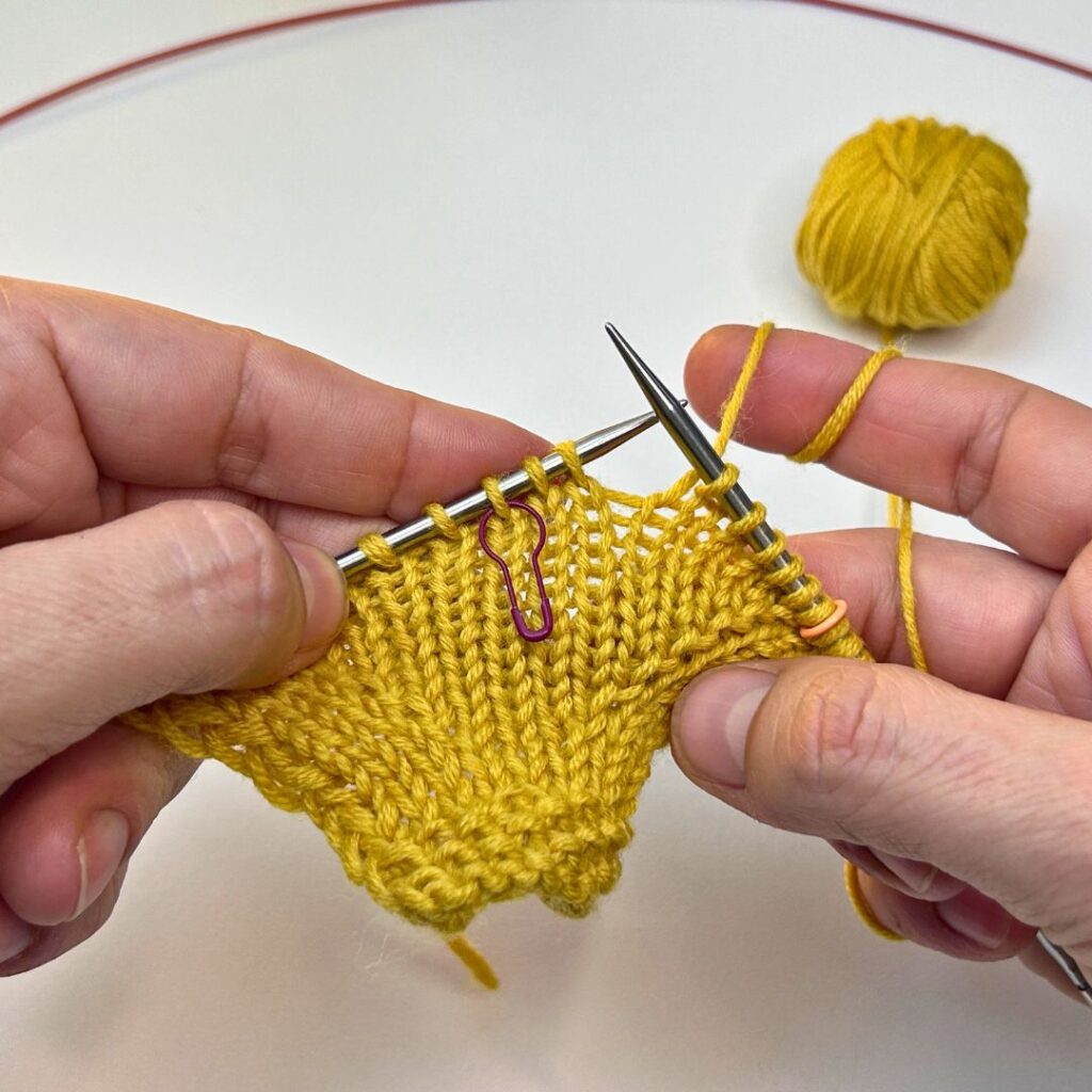 Se muestra cuáles son los puntos que hay que tejer juntos