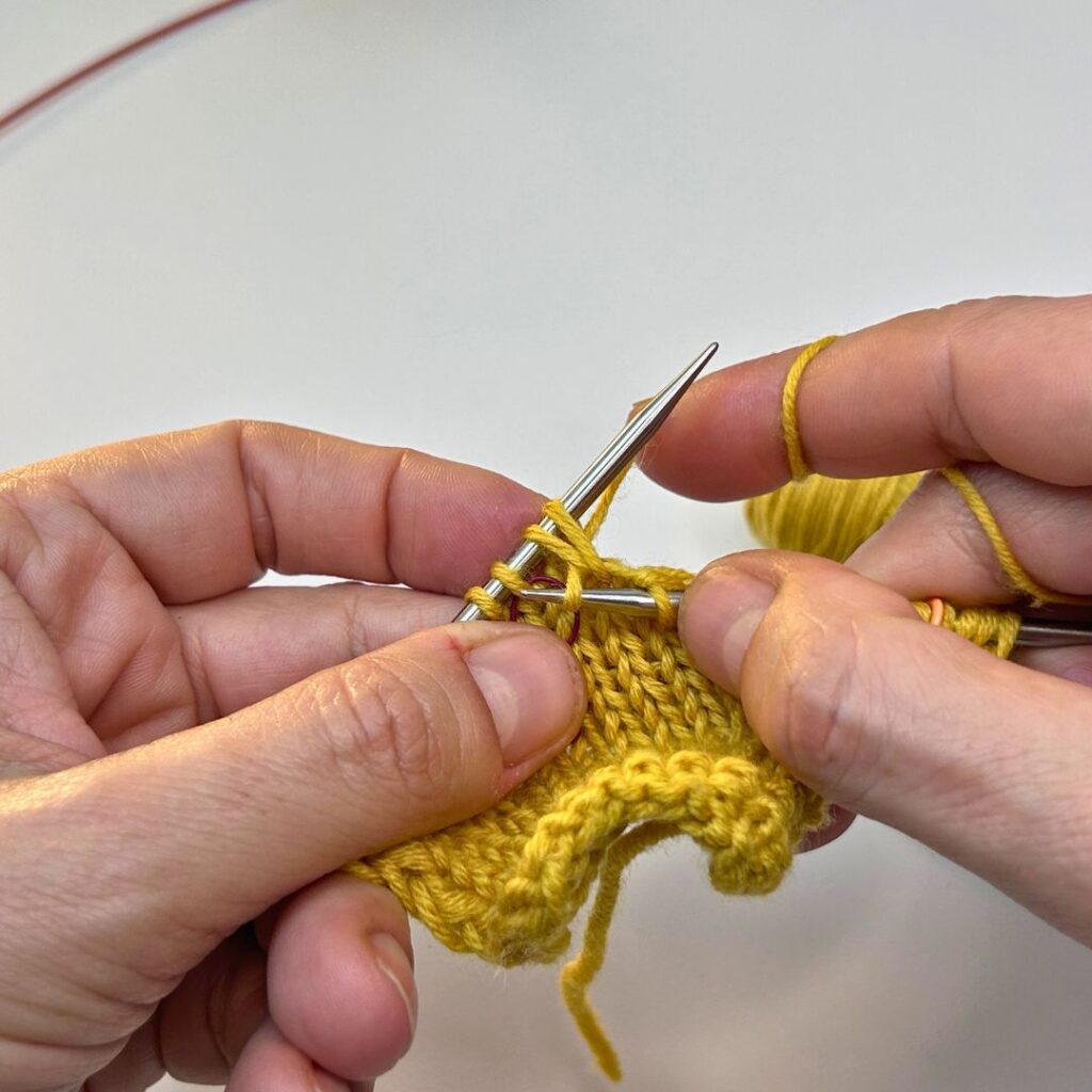 Teje dos puntos juntos