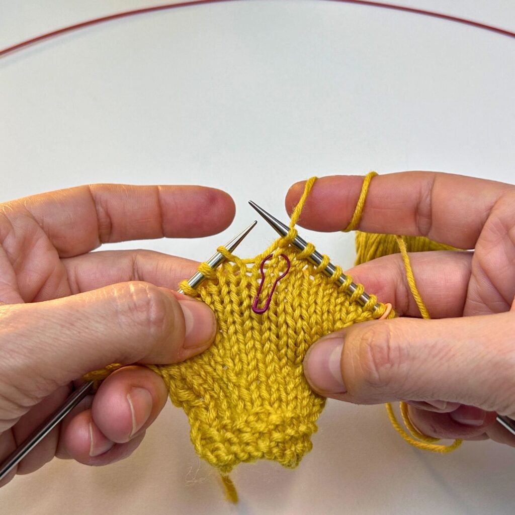 Teje el punto central de la oreja