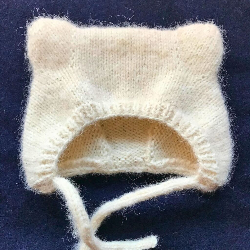 Gorro para bebé tejido a 2 agujas