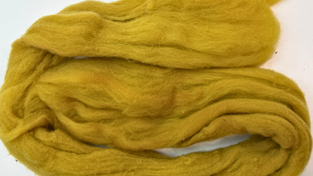 Fibra de color amarillo, teñida con hojas de olivo