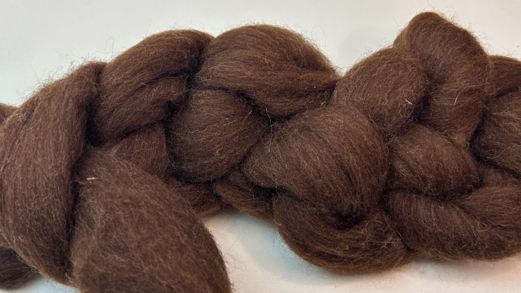 Lana marrón, color natural procedente de oveja negra extremeña
