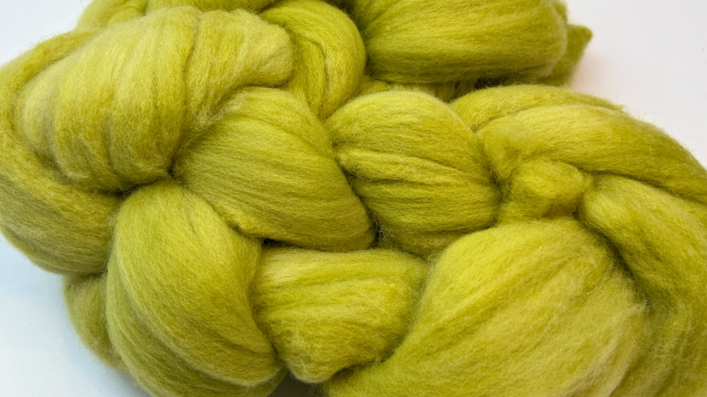 Teñir fibra con plantas. Color verde lima, teñida con flores frescas de hibisco